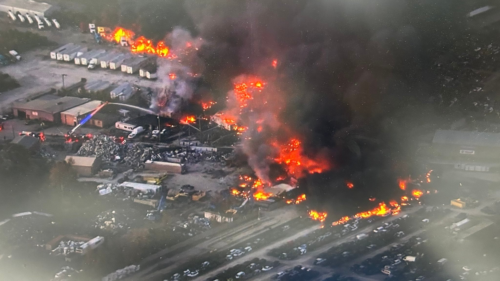 Nuevas imágenes muestran el momento en que el avión de UPS se estrelló cerca del aeropuerto de Louisville, provocando un incendio masivo.