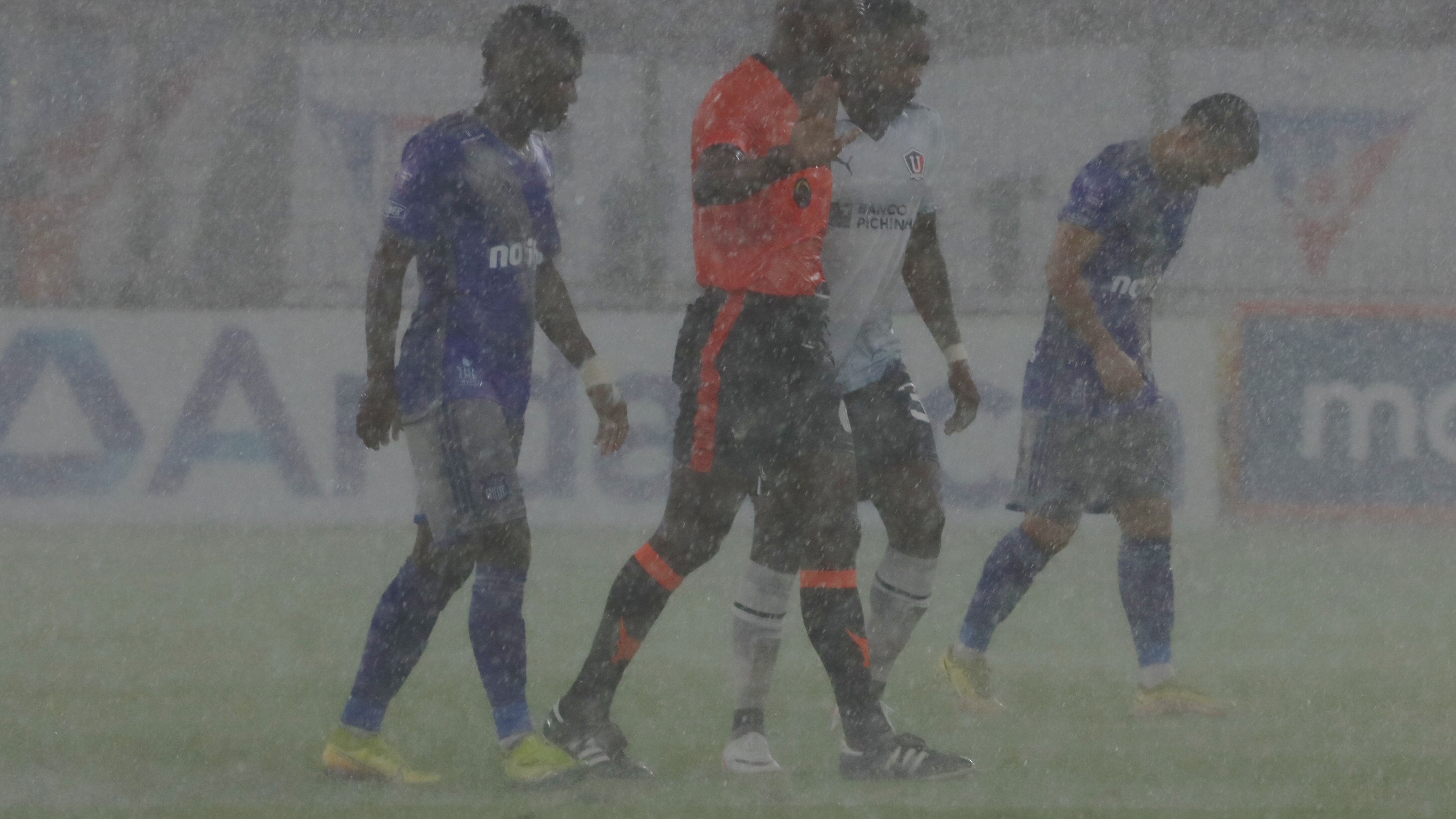 Liga de Quito vs Emelec en la lluvia