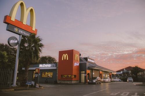 Hombre ordena comida para llevar en McDonald’s y recibe una bolsa llena de dinero