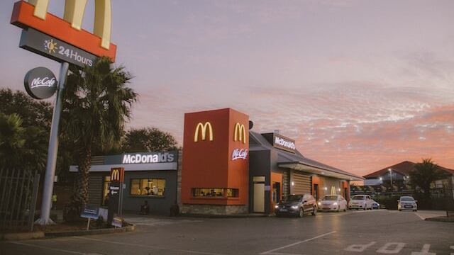 Los empleados McDonald's están desesperados por los Happy Meals para adultos