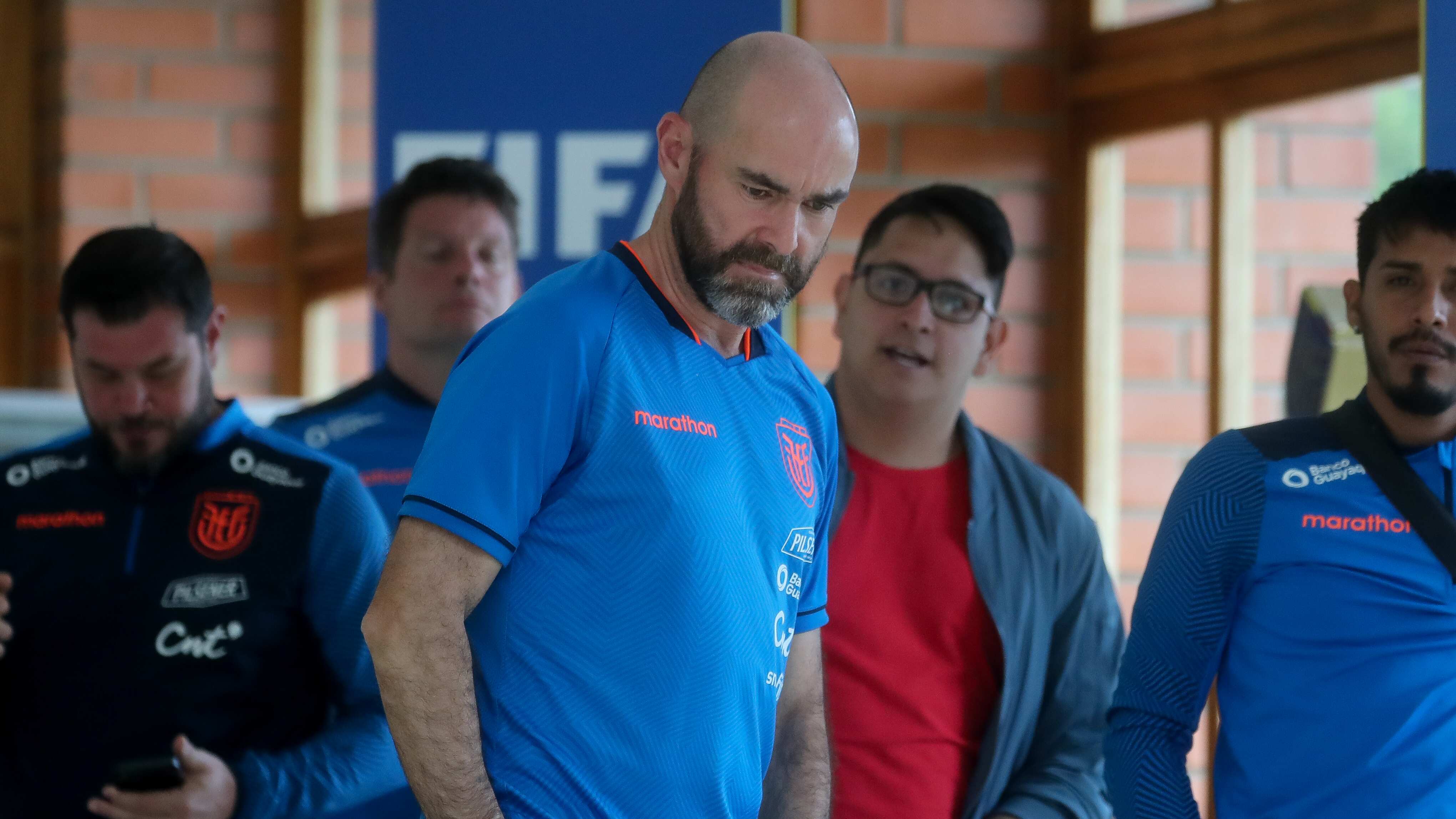 AME8404. QUITO (ECUADOR), 20/11/2023.- El seleccionador de Ecuador, el español Félix Sánchez llega hoy a una rueda de prensa, en la Casa de la Selección, en Quito (Ecuador). Sánchez, aceptó este martes las críticas que reclaman más juego ofensivo y mejores resultados, pero advirtió que tratará de progresar sin variar sus convicciones, porque "es difícil mantener contentos a 17 millones de ecuatorianos". EFE/ José Jácome