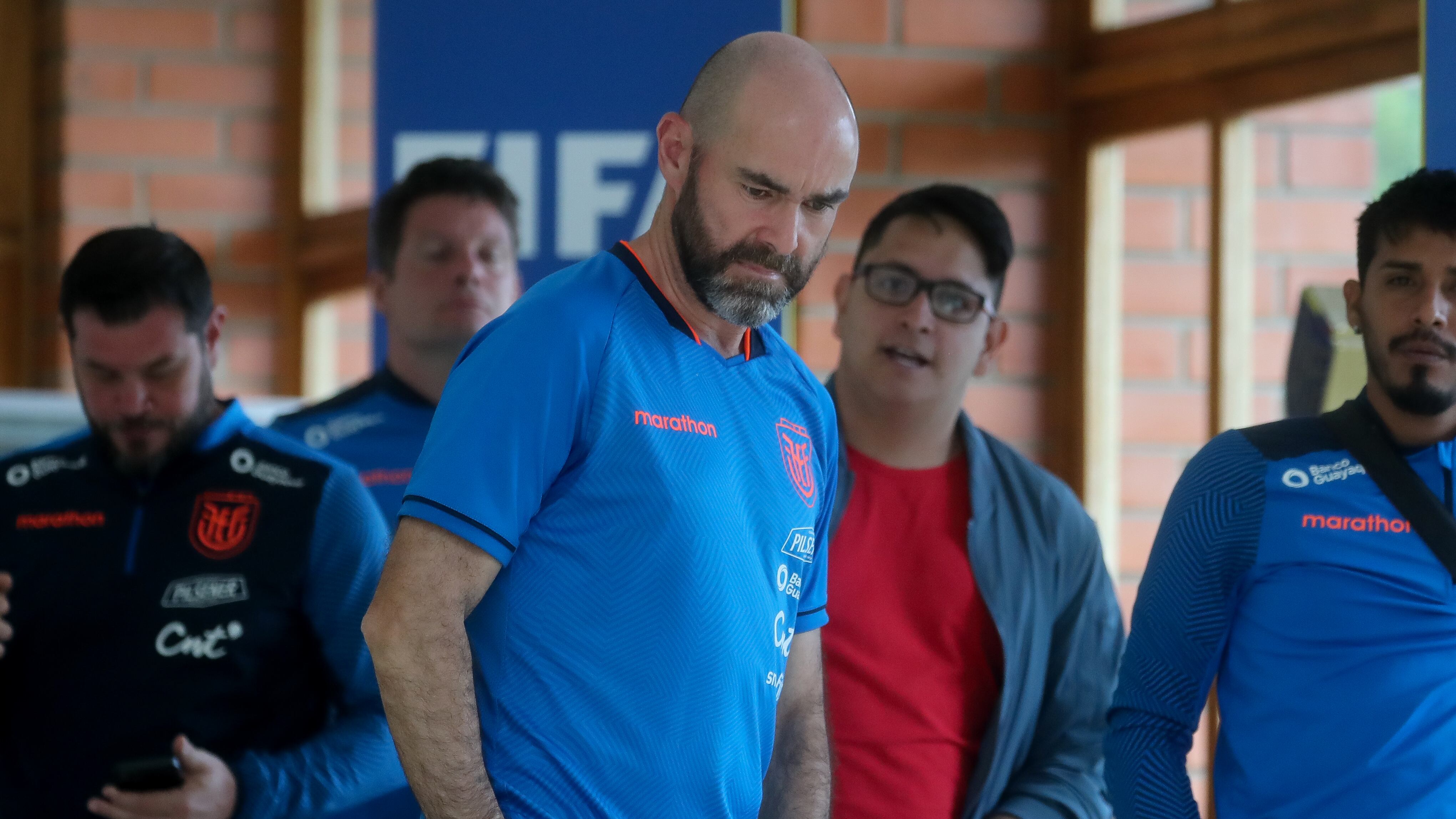 AME8404. QUITO (ECUADOR), 20/11/2023.- El seleccionador de Ecuador, el español Félix Sánchez llega hoy a una rueda de prensa, en la Casa de la Selección, en Quito (Ecuador). Sánchez, aceptó este martes las críticas que reclaman más juego ofensivo y mejores resultados, pero advirtió que tratará de progresar sin variar sus convicciones, porque "es difícil mantener contentos a 17 millones de ecuatorianos". EFE/ José Jácome