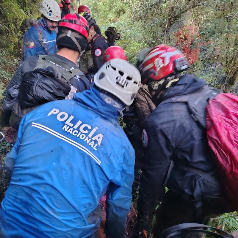 Rescatan cuerpo del volcán Tungurahua.