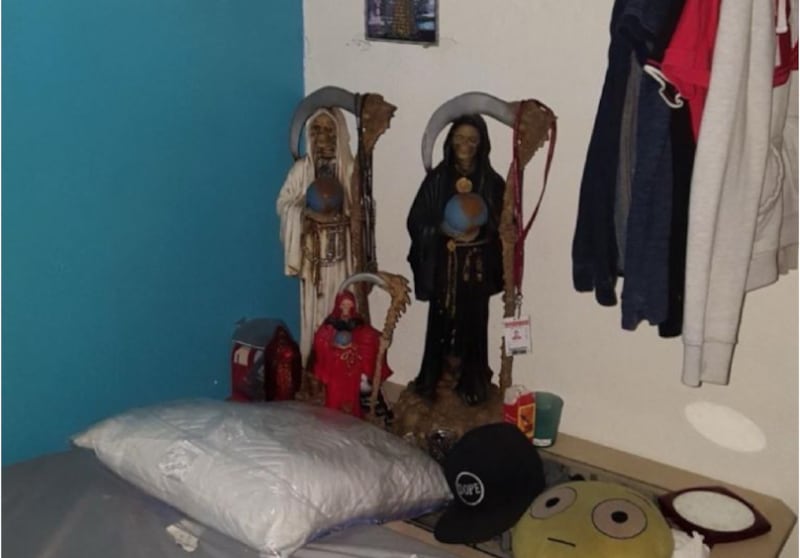 Detienen en Estados Unidos a niño sicario; tenía un altar de la Santa Muerta y armas en su habitación