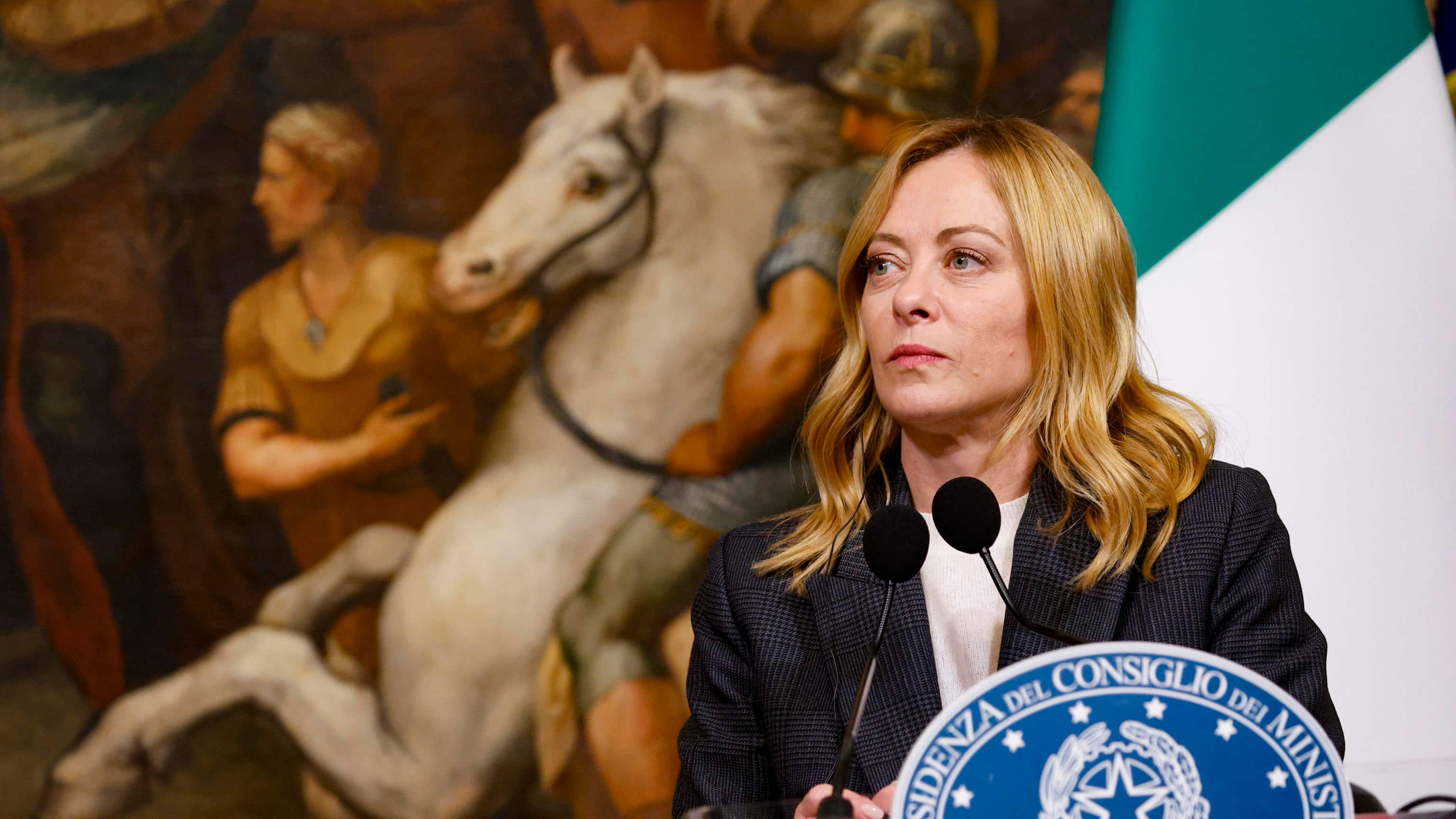 El gobierno de Giorgia Meloni impulsa la ley de feminicidio en respuesta a los crecientes crímenes contra mujeres en Italia.