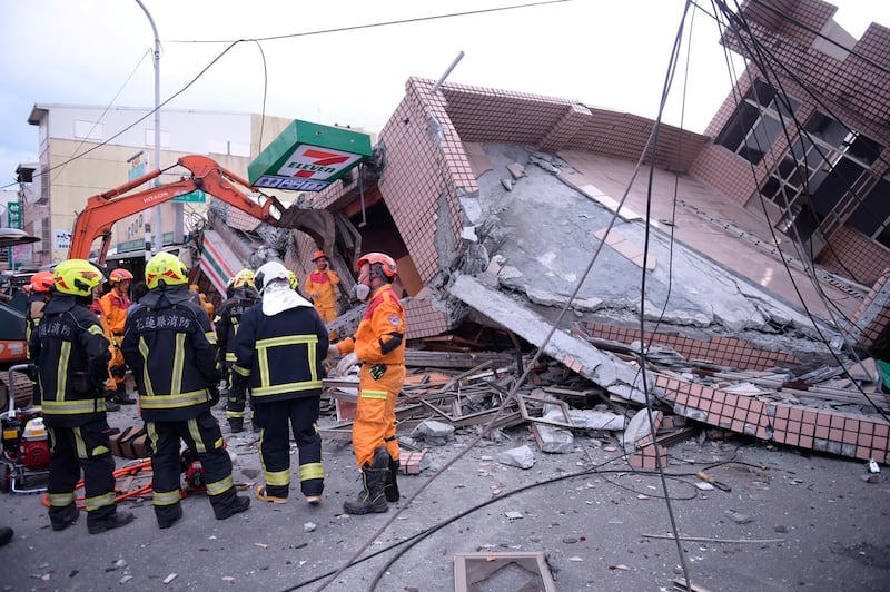 Un edificio derrumbado durante una operación de rescate luego de un terremoto en el municipio de Yuli,