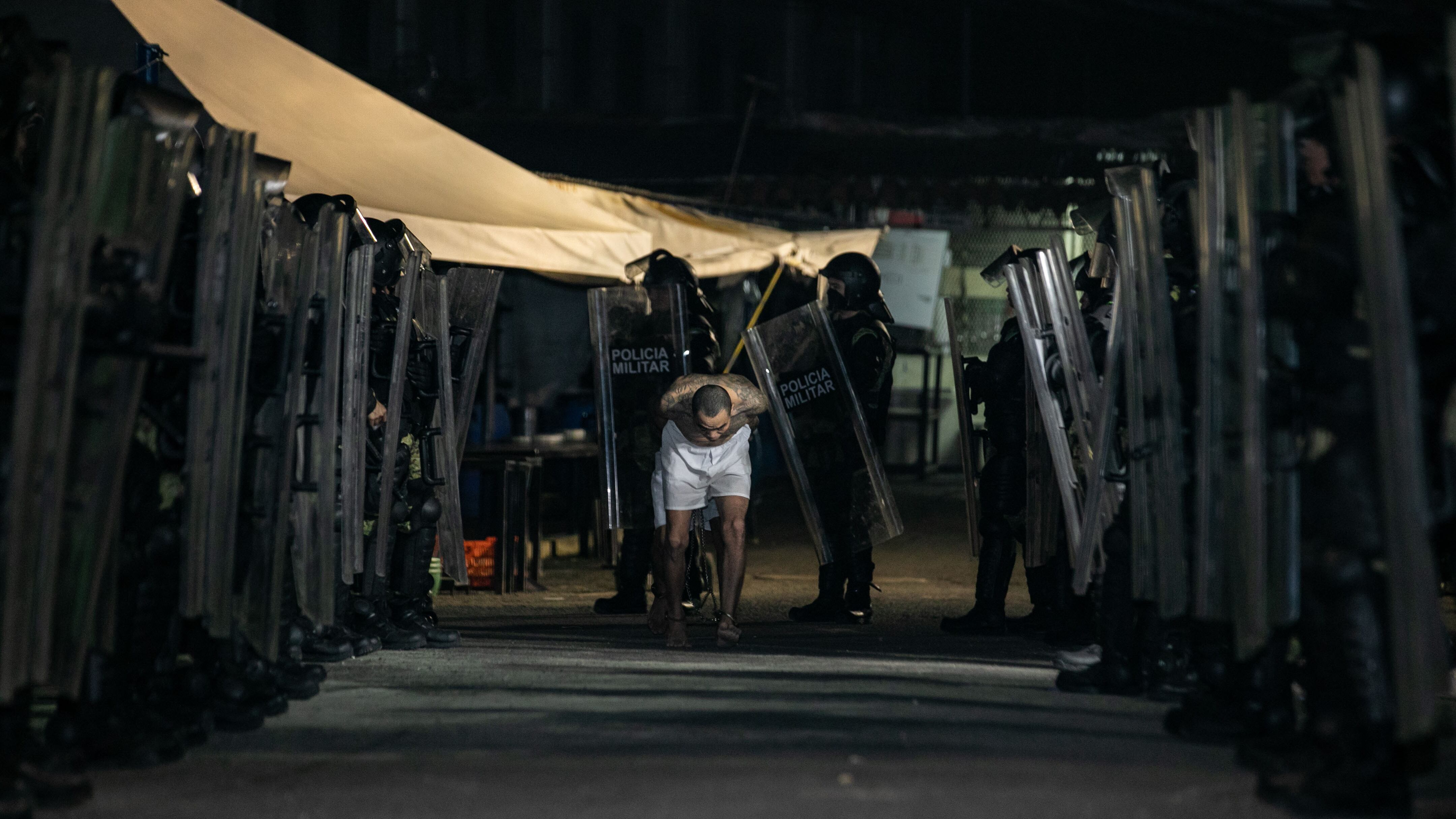 Trasladan otros 2.000 pandilleros a nueva cárcel de El Salvador, según Bukele