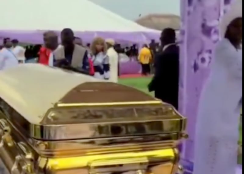 Ataúd de oro utilizado en el funeral de mujer de 104 años en Aleibiri, Nigeria.