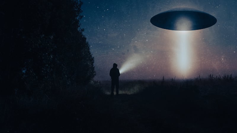 Ex cazador de extraterrestres del Pentágono admitió que la mayoría de los ovnis son en realidad “aviones militares secretos”.