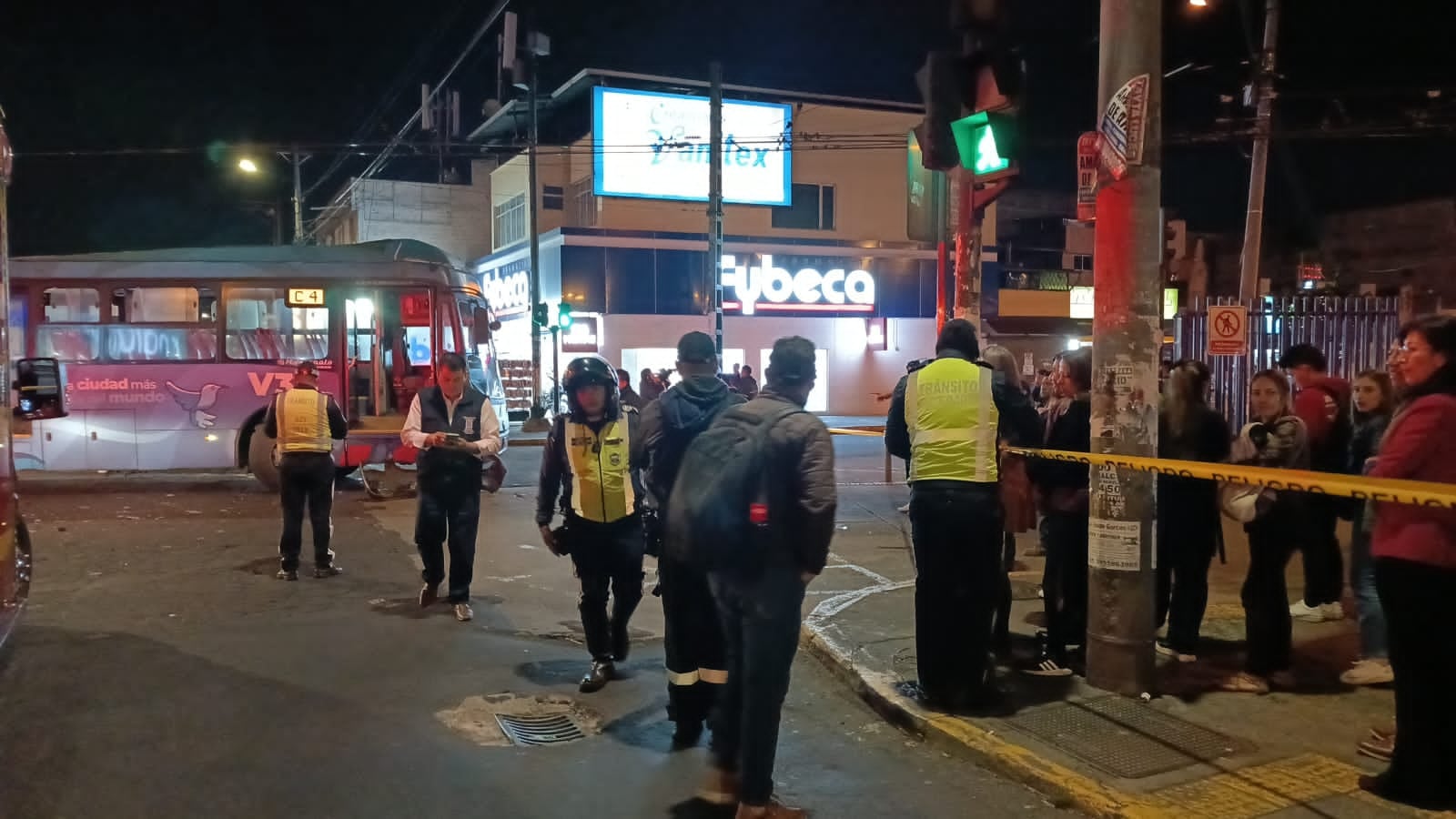 Una persona herida deja accidente de tránsito entre un vehículo y una unidad del Trolebús en el sur de Quito