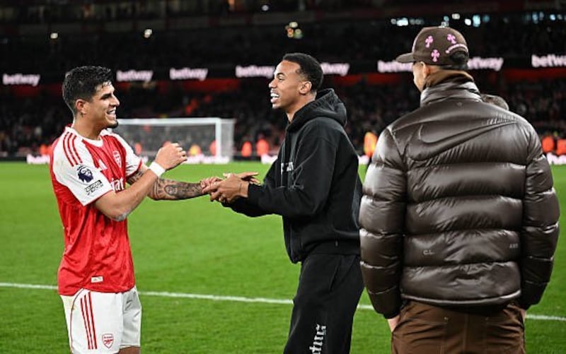 Piero Hincapié con Gabriel Magalhaes con Arsenal