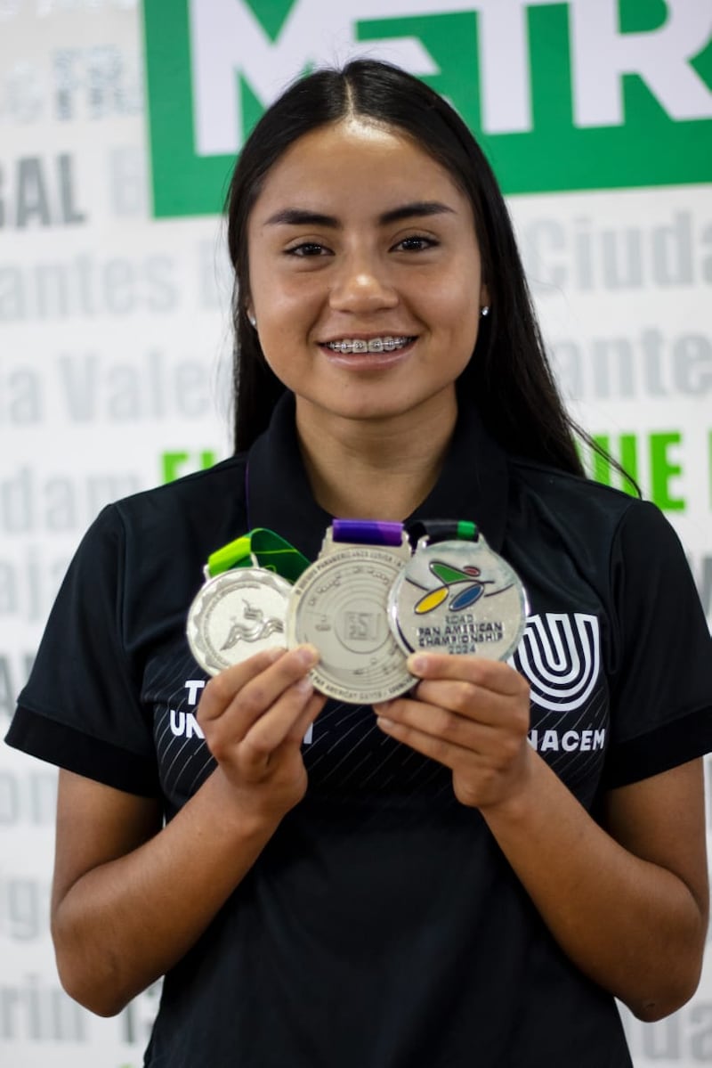 Natalie Revelo visitó las oficinas de Metro Ecuador y nos mostró las medallas fruto de su esfuerzo.