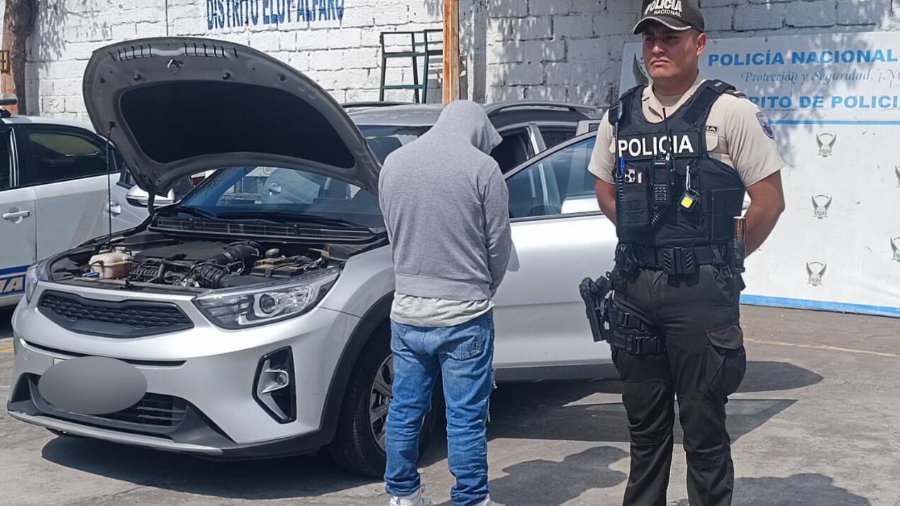 Sujeto en estado etílico iba a bordo de un vehículo robado en el sur de Quito