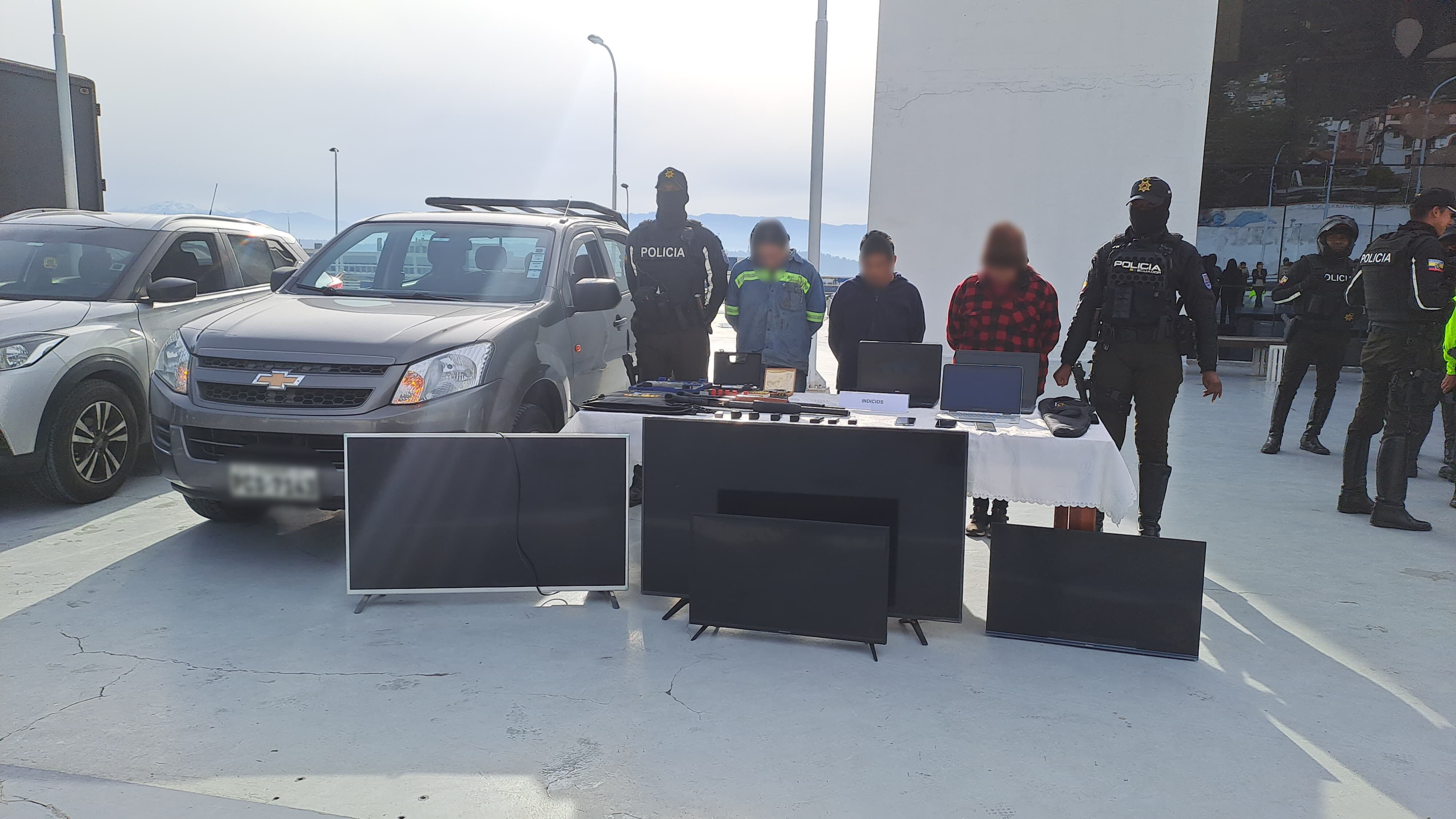 Hallan armas de grueso calibre, pantallas y vehículos robados en el norte de Quito