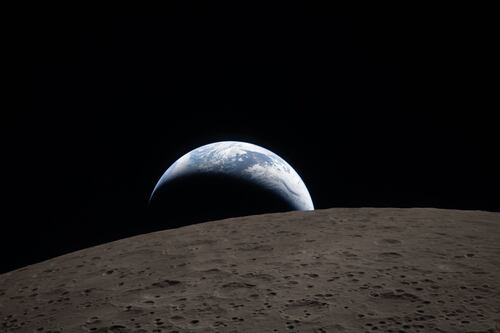 Artemis II: estas son las impactantes imágenes captadas desde la órbita lunar