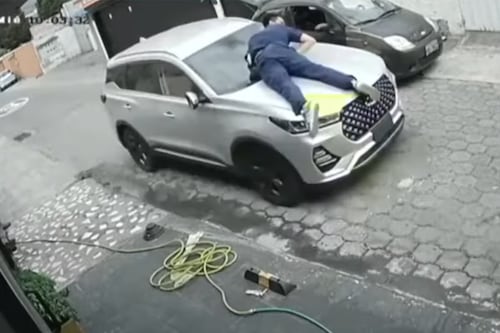 Quito: Se subió al capó de su auto para impedir que se lo roben en el norte de la ciudad