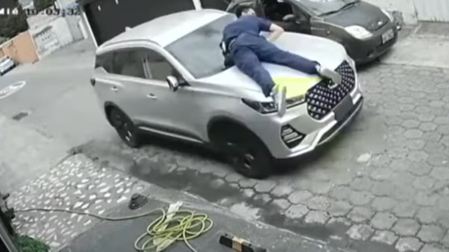 Quito: Se subió al capó de su auto para impedir que se lo roben en el norte de la ciudad