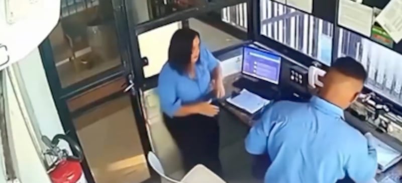 vigilante golpea con casco