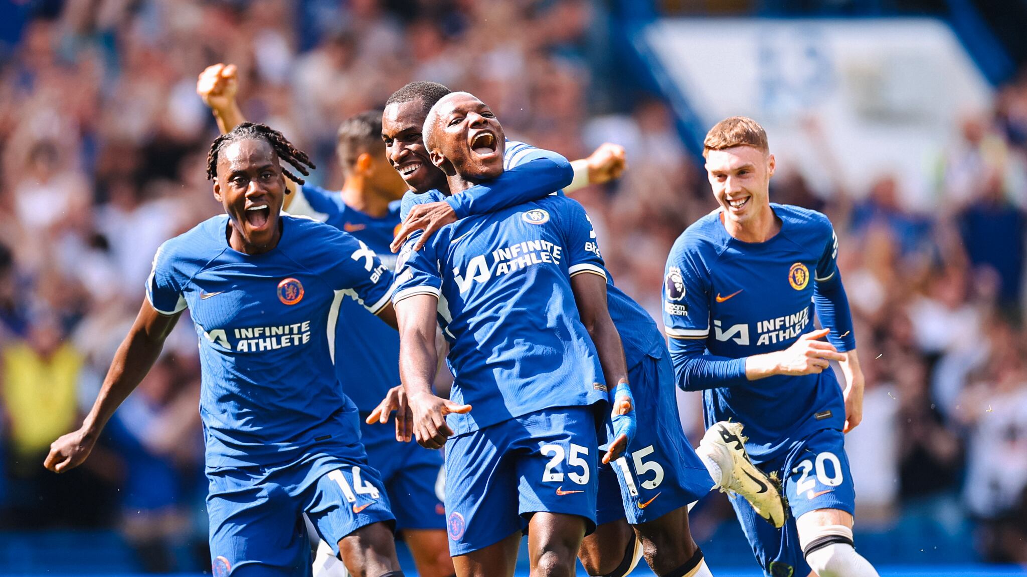 Moisés Caicedo festeja el gol con el Chelsea ante el Bournemouth