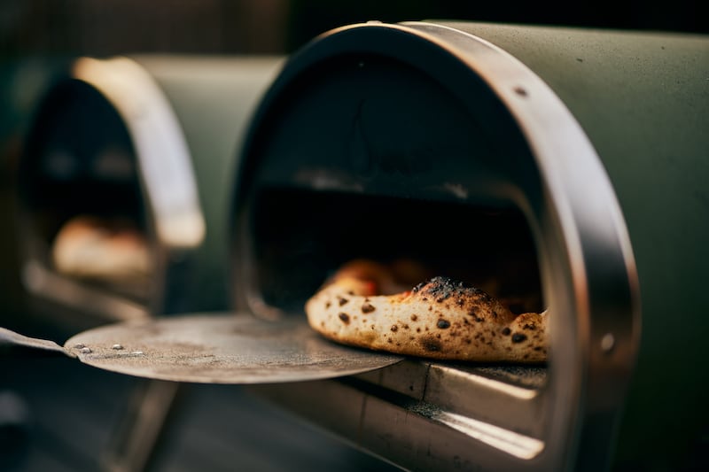 Arcsa clausuró una pizzería en Urdesa Central, Guayaquil, tras detectar ratas y cucarachas durante una inspección sanitaria.