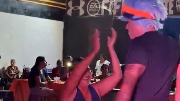 (VIDEO) Payaso realiza un baile provocador para una mujer, y casi termina apuñalado