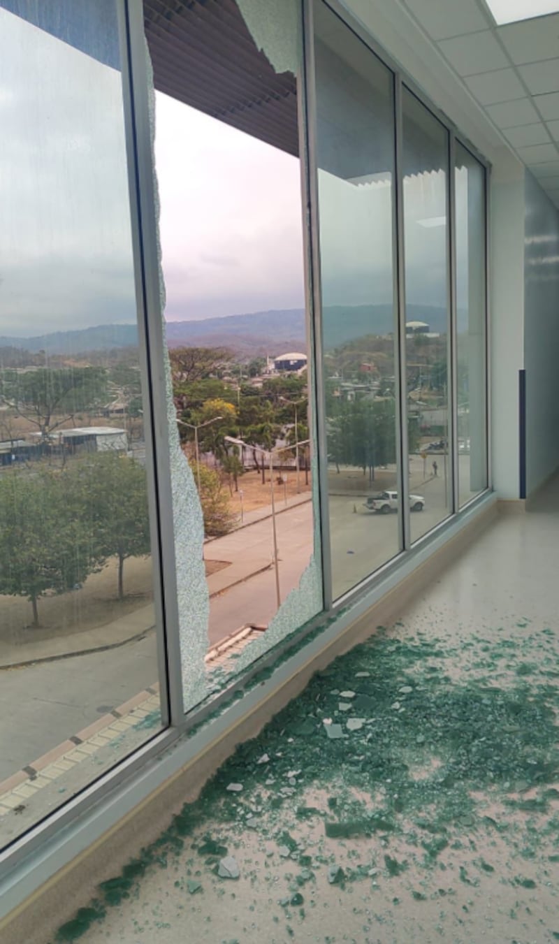 Impacto de los disparos en los cristales del Hospital Monte Sinaí durante el ataque armado.