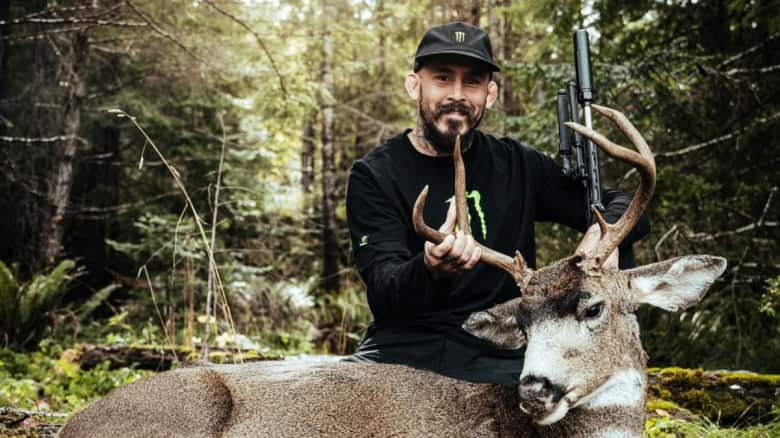 Marlon ‘Chito’ Vera compartió fotos cazando un ciervo.TOMADO DE @chitoveraufc