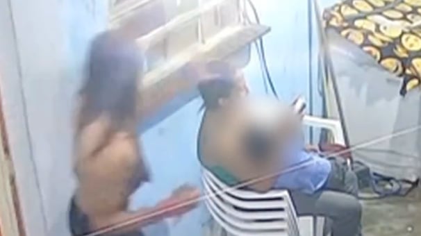 Asesinan a mujer con su hijo en brazos fuera de su casa