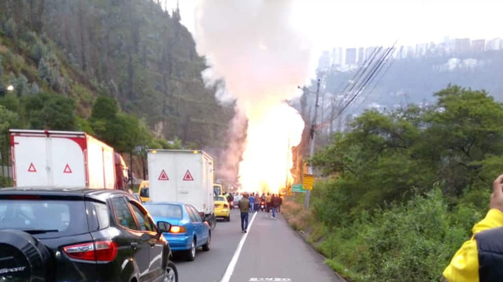 Fuerte incendio de un camión en la Av. Simón Bolívar