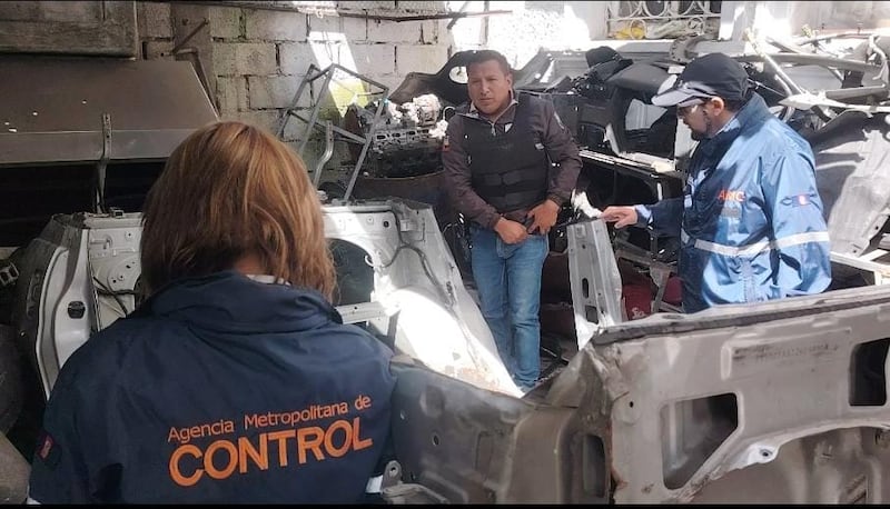 Clausuran taller en el centro de Quito por desmantelar auto robado de origen extranjero