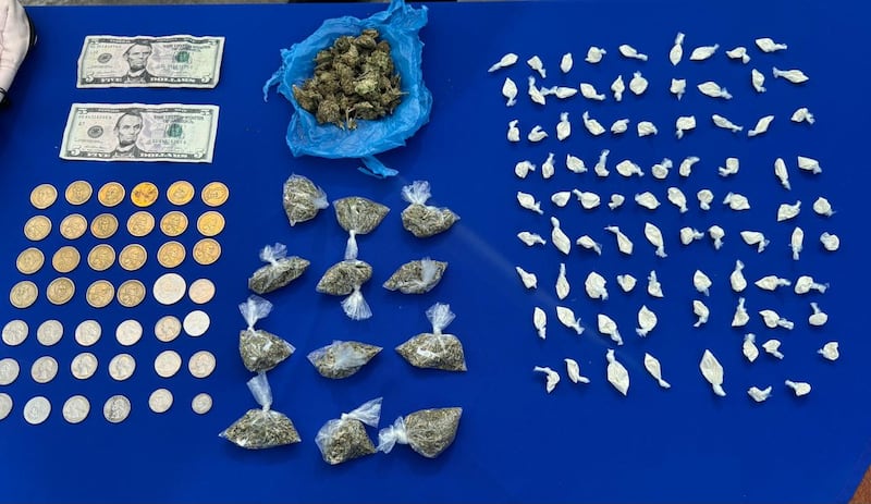 Adoptó una actitud nerviosa al ver a la Policía, huyó y lanzó un bolso en el sur de Quito. Foto: Policía Nacional