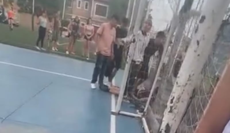 La violenta patada fue captada en video durante la pelea en la cancha.