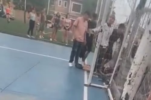 VIDEO: Patada brutal deja inconsciente a un adolescente en una cancha de fútbol