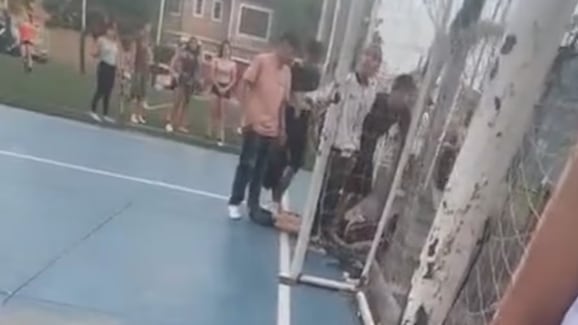La violenta patada fue captada en video durante la pelea en la cancha.