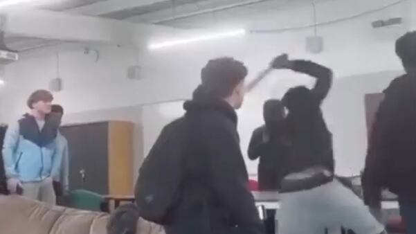 ¡De terror! Adolescente amenaza con machete a sus compañeros de colegio en Reino Unido - Fuente: Video de X