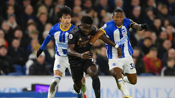 Pervis Estupiñán ante la marca de Bukayo Saka