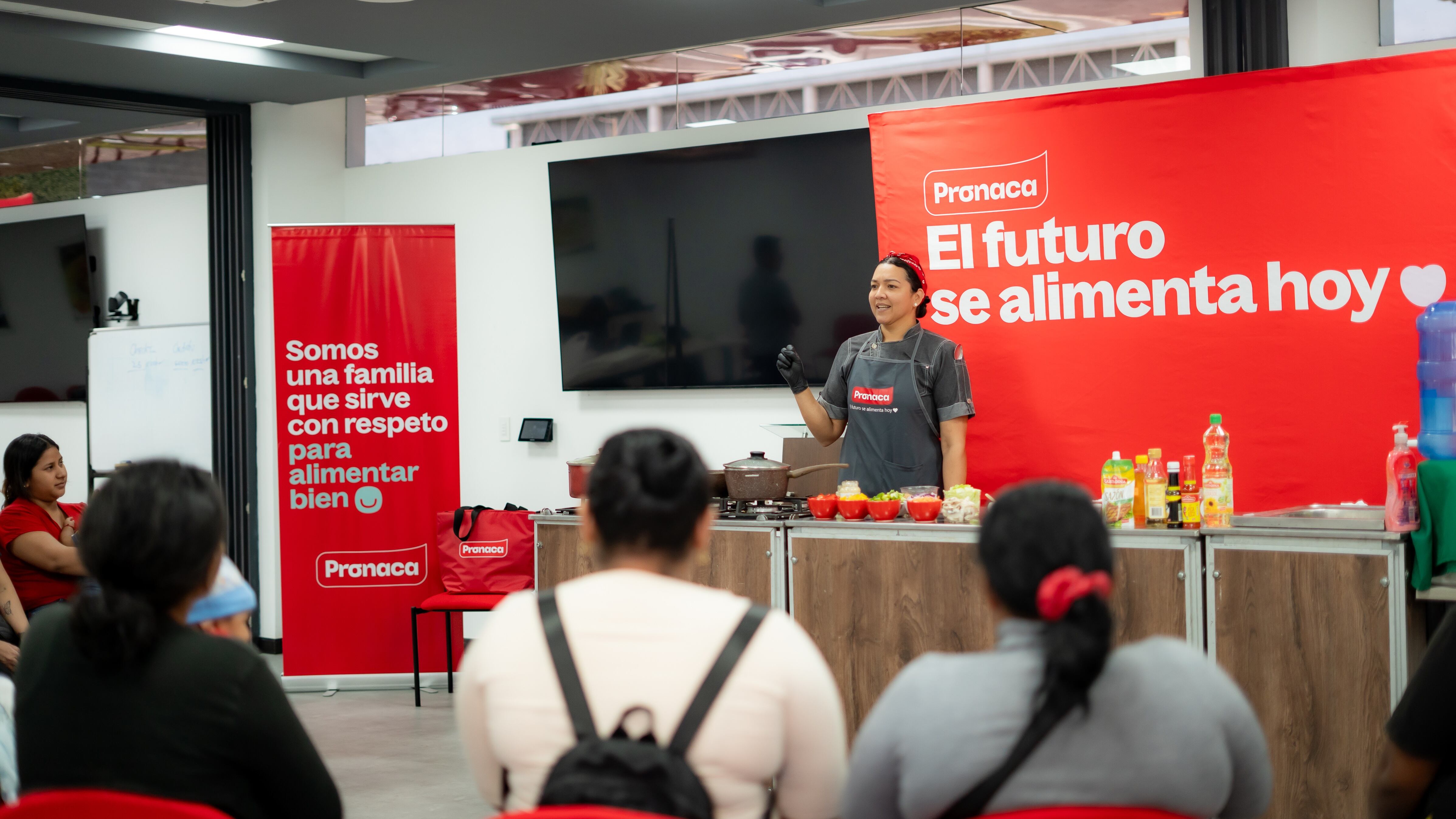 Taller de nutrición materno-infantil impartido por Pronaca a beneficiarias de REDNI para promover hábitos de alimentación y vida saludable
