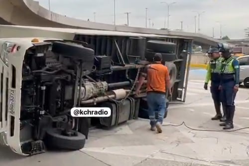 Camión se volcó en la Av. Juan Tanca Marengo este 22 de enero