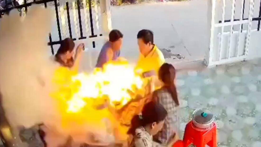 VIDEO: Explosión de tanque de gas sorprende a una familia