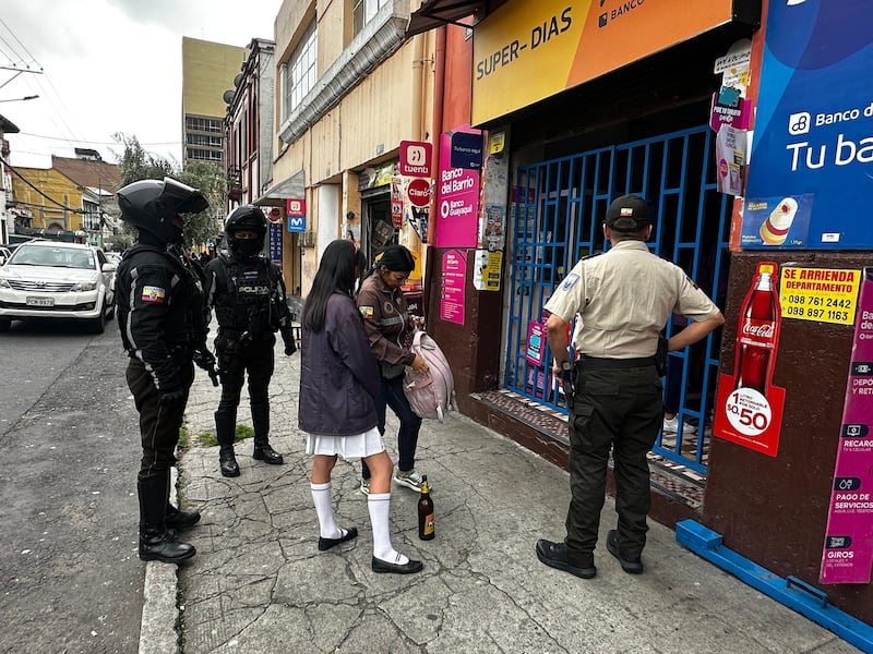 Decomisan gelatinas con licor y alcohol artesanal en exteriores de colegios de Quito. Imagen: Policía Nacional