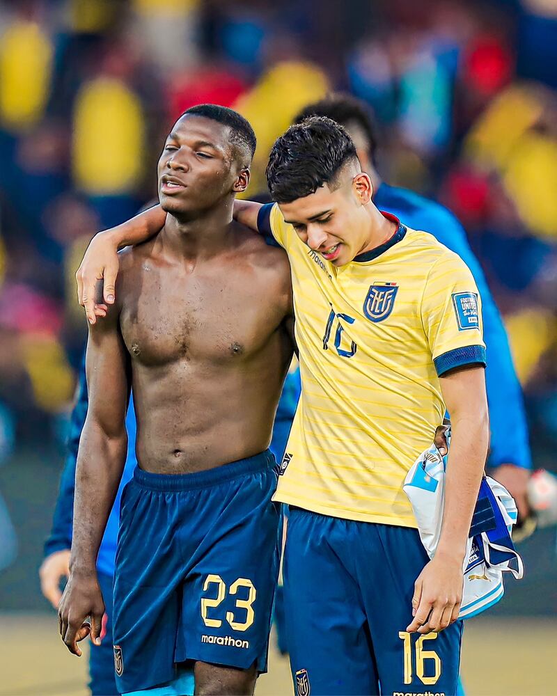 Moisés Caicedo junto a Kendry Páez en el Ecuador vs Uruguay