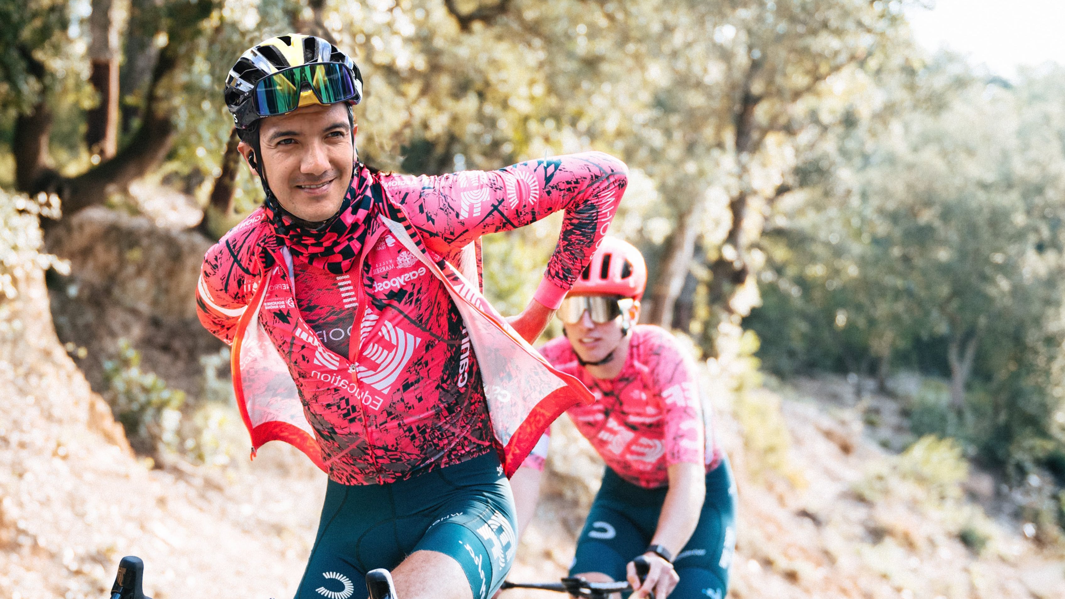 Se viste de rosado para el Tour de Francia.