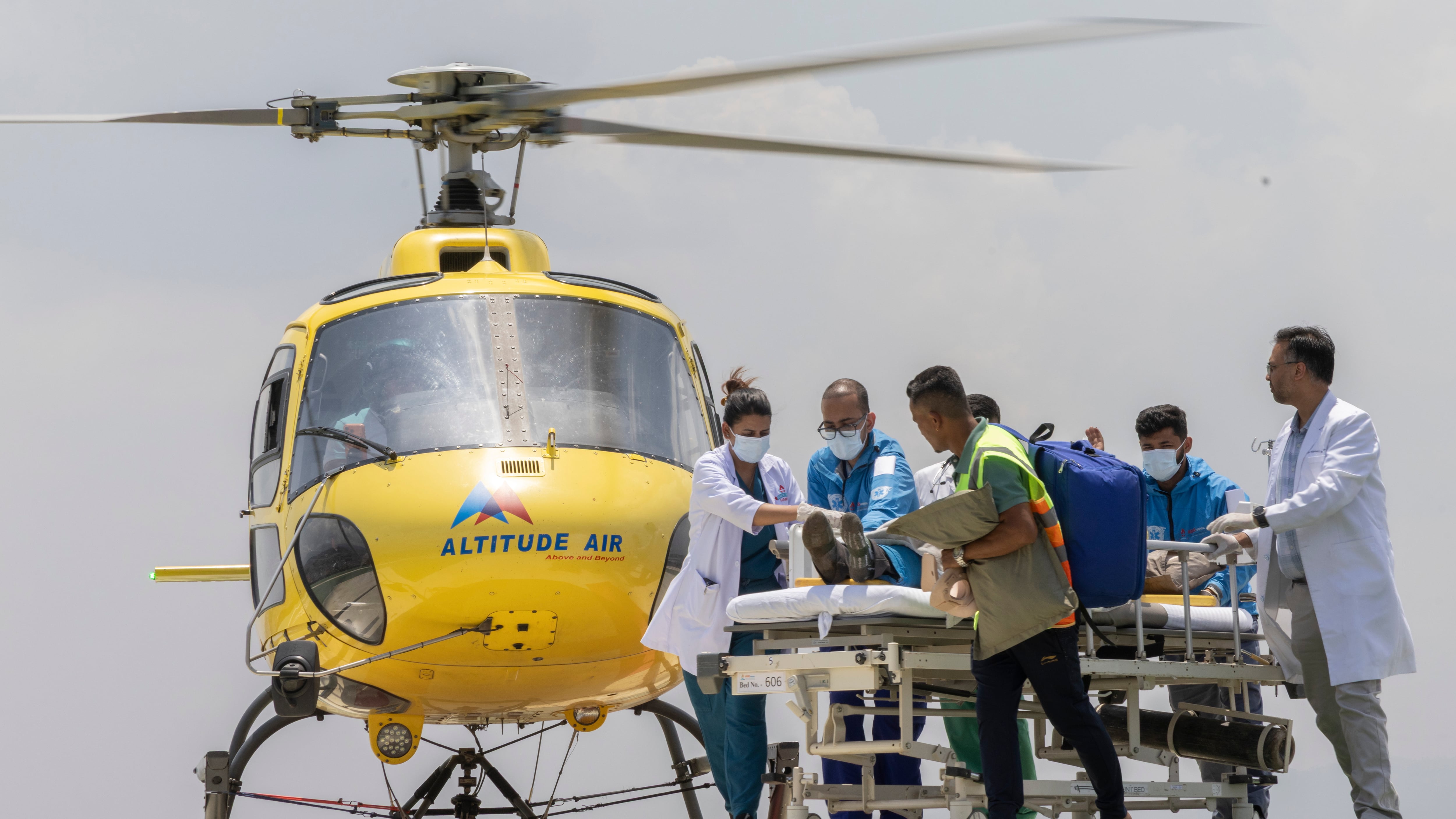 El guía nepalí del Everest, Hillary Dawa Sherpa, fue trasladado en helicóptero al Hospital HAMS en Katmandú, Nepal