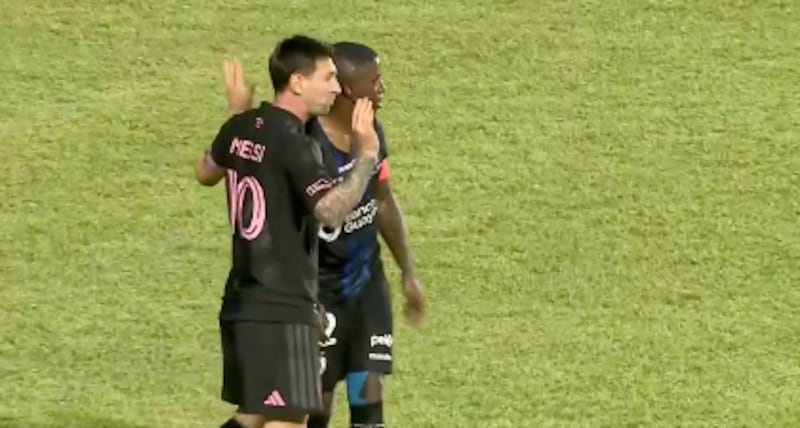 La entrada de Jhegson Méndez que enojó a Messi