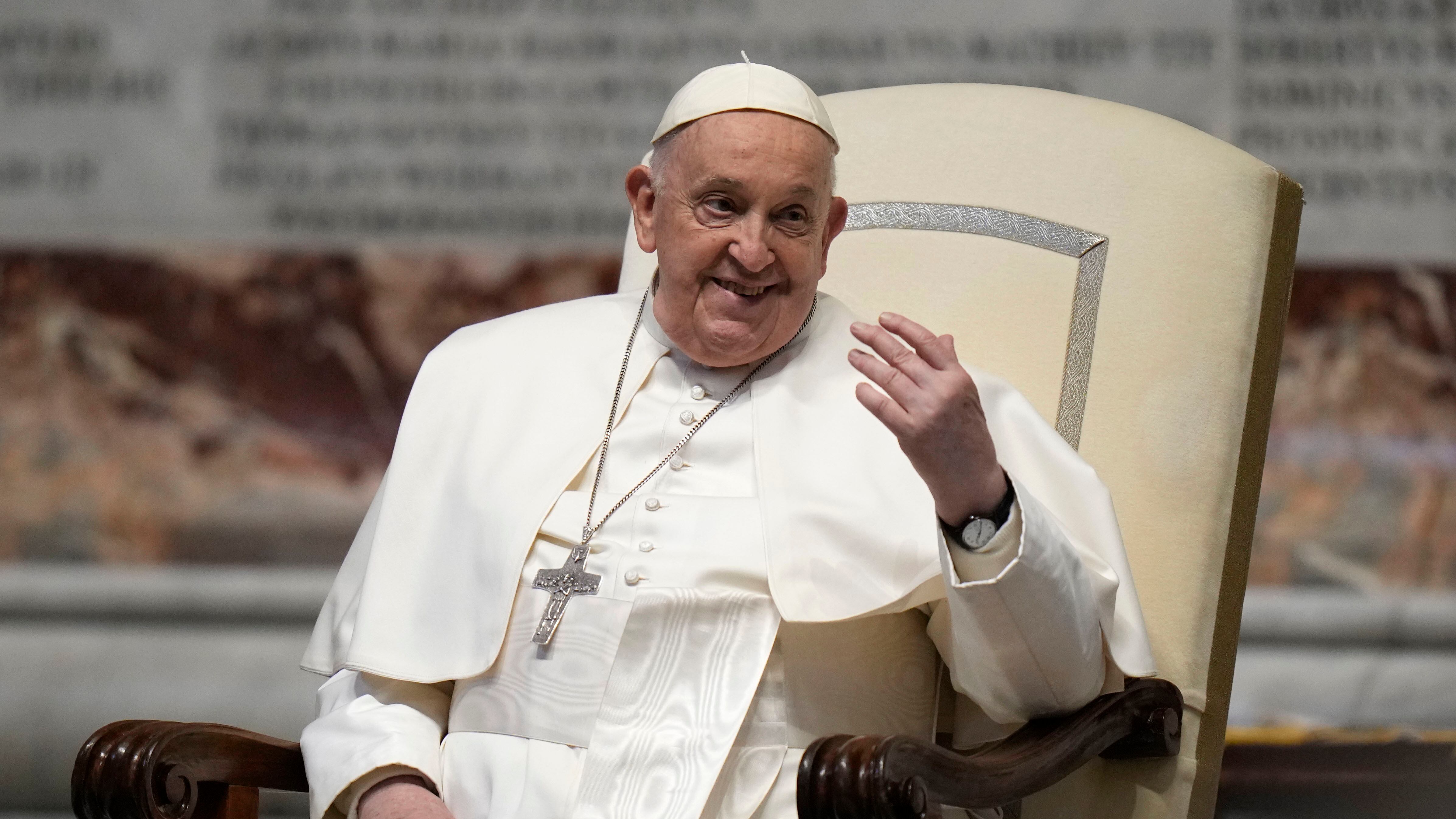 El papa Francisco saluda a los fieles antes de misa en la Basílica de San Pedro, en el Vaticano, el sábado 9 de marzo de 2024. (AP Foto/Alessandra Tarantino)