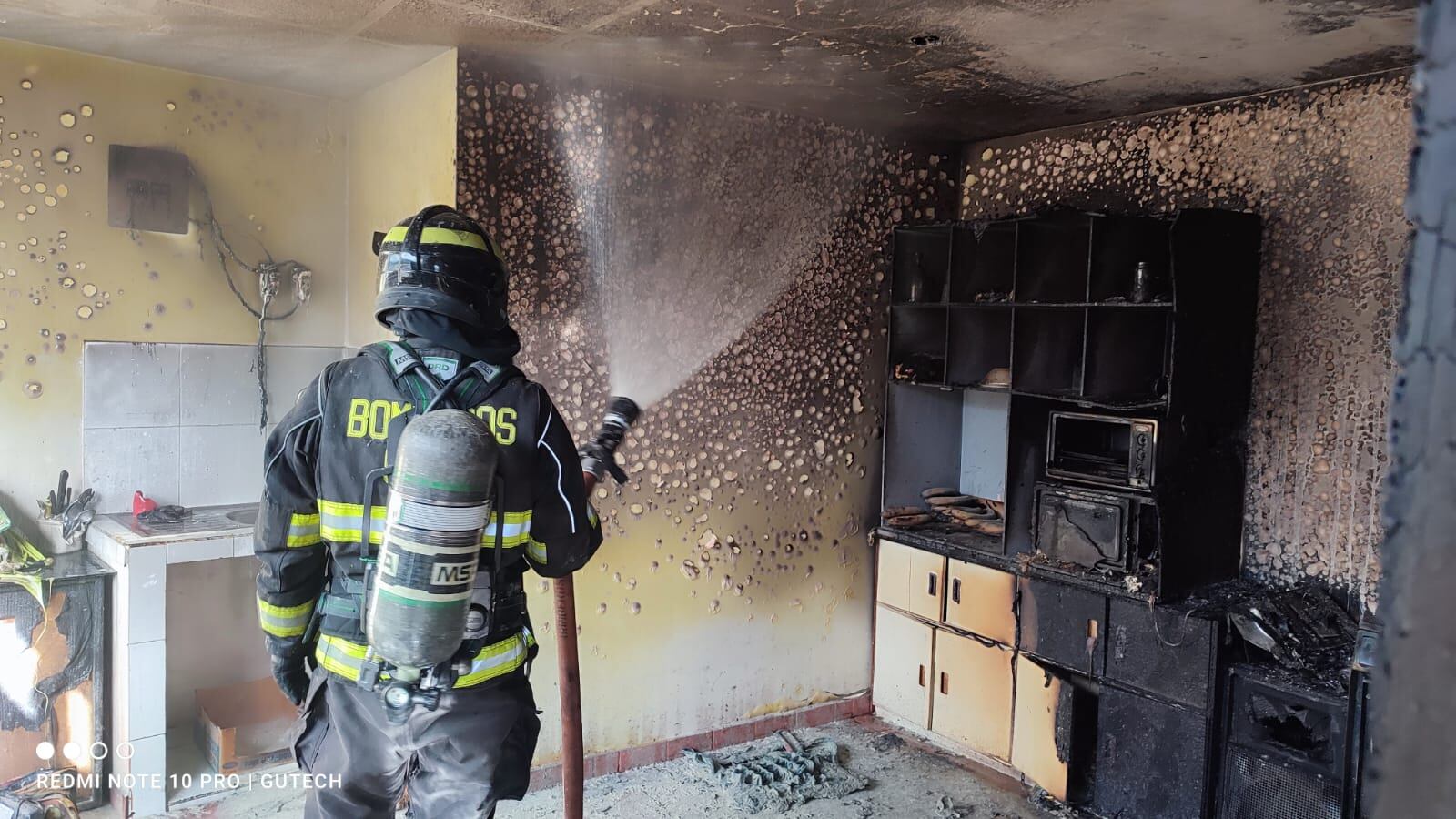 Incendio en el sur de Quito deja un herido y daños en un departamento