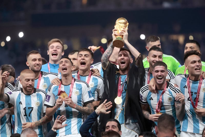Los futbolistas de la selección de Argentina levantando el trofeo de campeones del mundo en Lusail, Catar, en el 2022. EFE