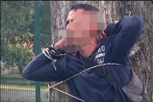 Hombre fue atado a un árbol tras robar a una mujer en Cuenca
