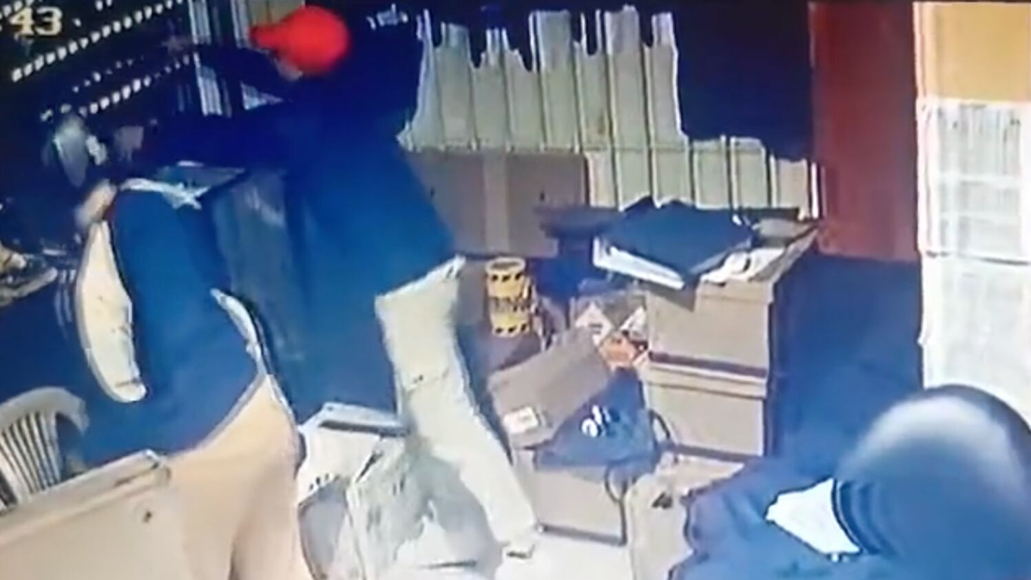 Momento en que delincuentes ingresaron a UPC para robarse más de 60 armas en Manabí.