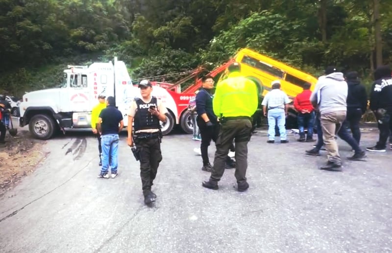 Dos fallecidos y 9 heridos tras volcamiento de buseta con grupo de danza en el ingreso a Alausí